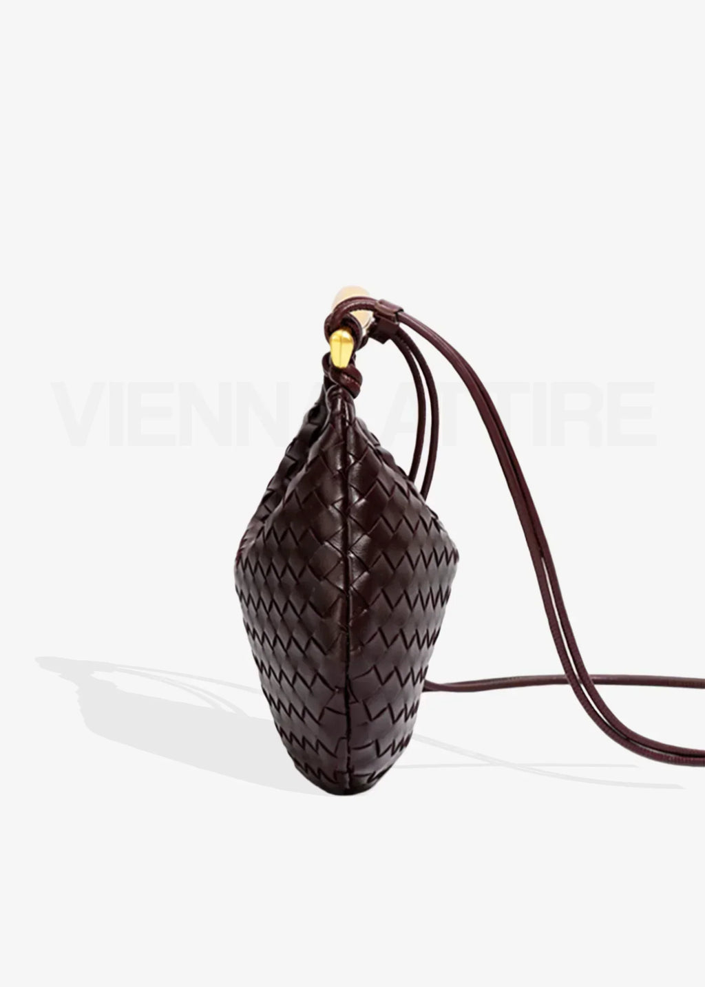 Alejandra – Bolso trenzado con asa dorada