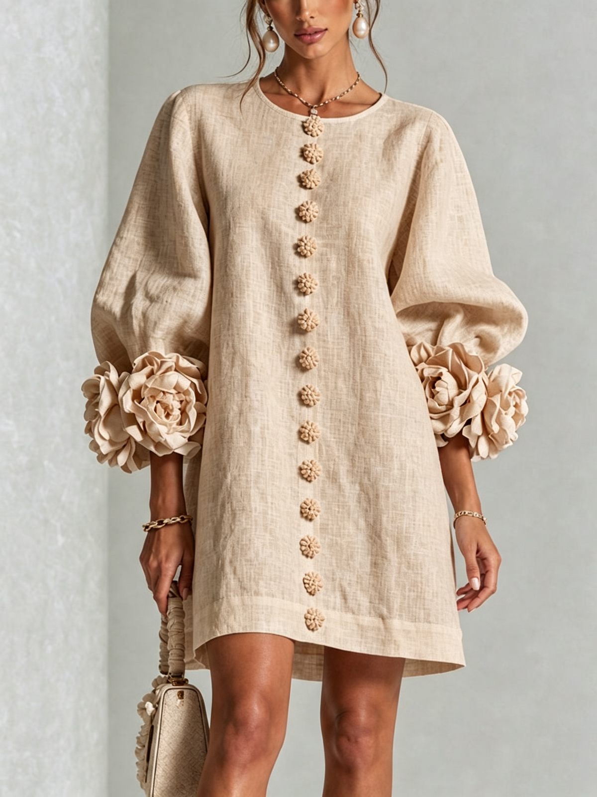 Vestido Mini Blanco con Botones de Flor y Mangas Florales Extravagantes