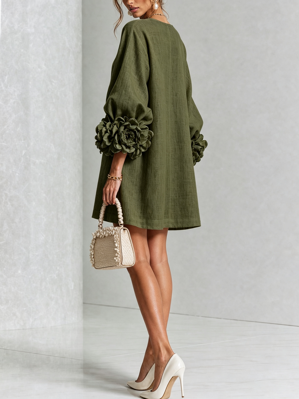 Vestido Mini Blanco con Botones de Flor y Mangas Florales Extravagantes