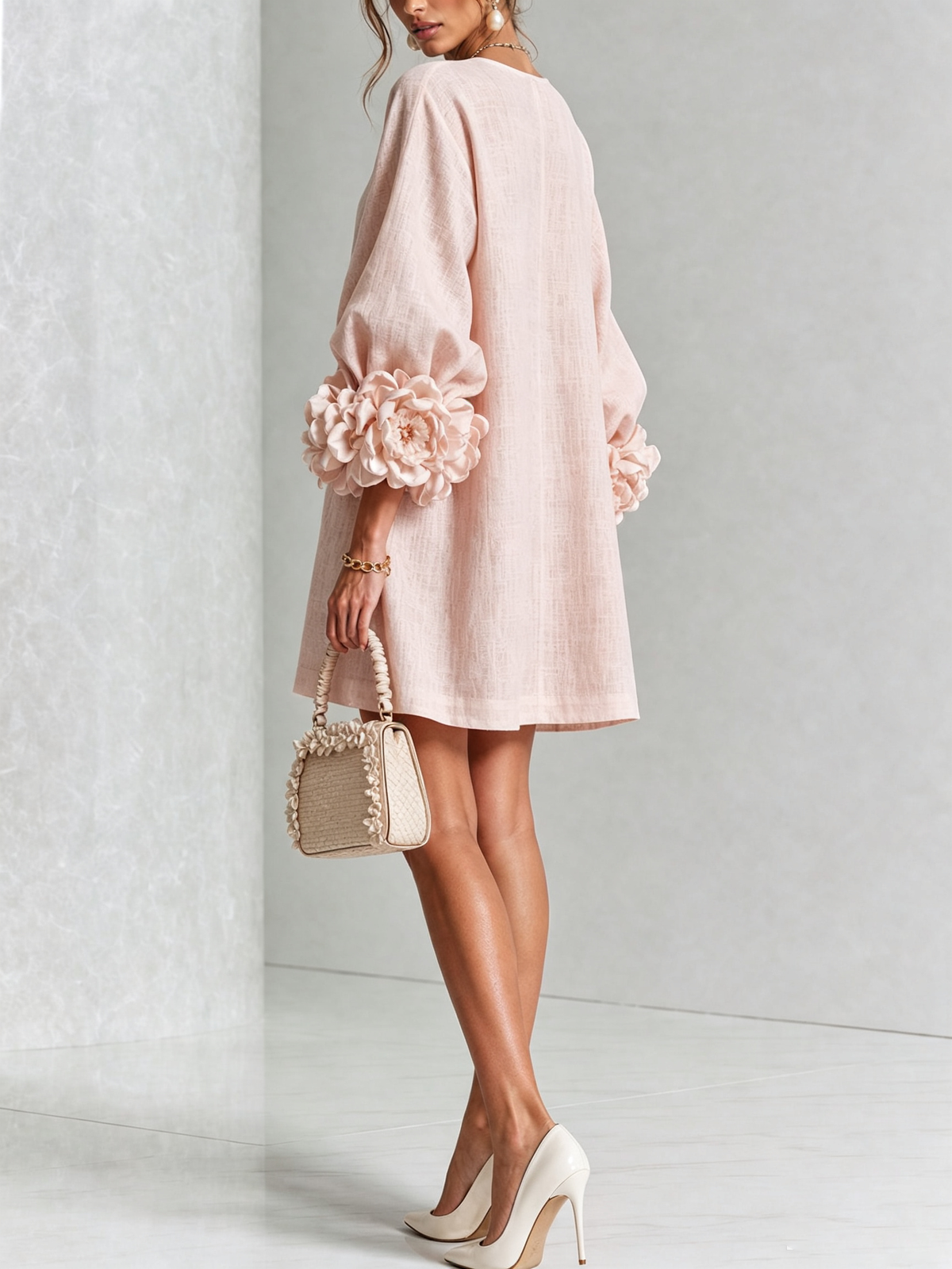 Vestido Mini Blanco con Botones de Flor y Mangas Florales Extravagantes