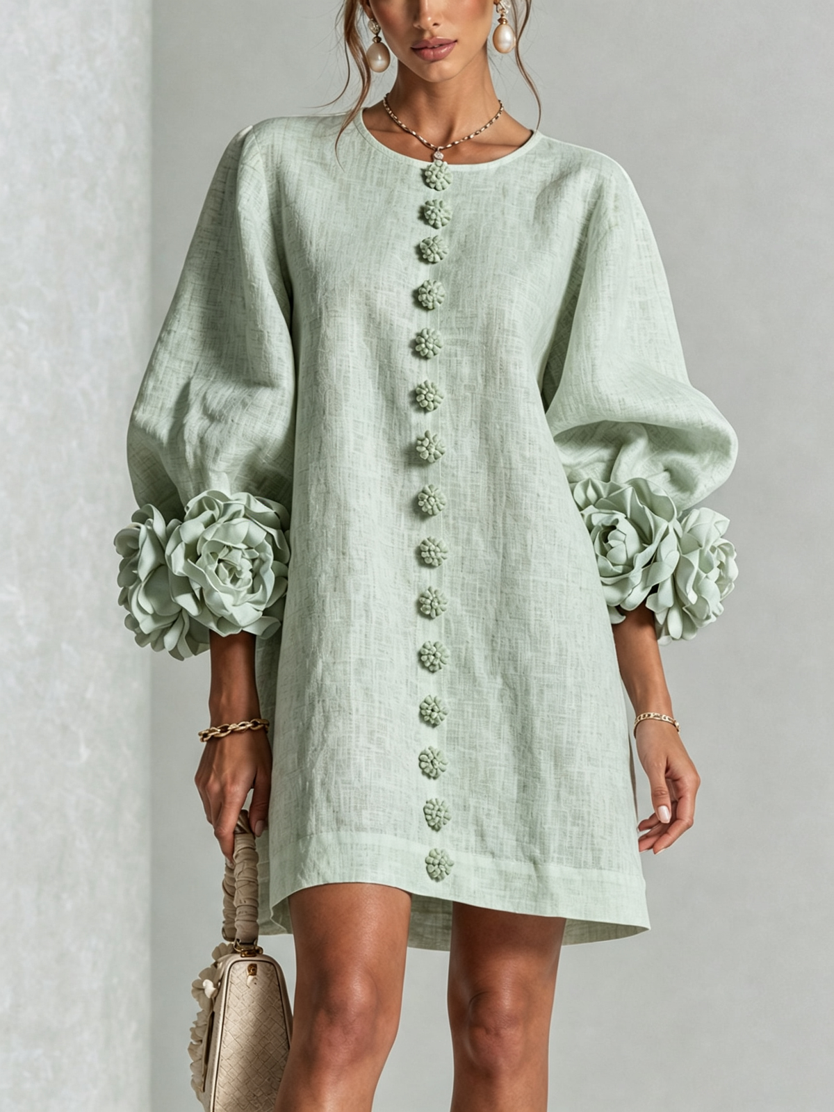 Vestido Mini Blanco con Botones de Flor y Mangas Florales Extravagantes