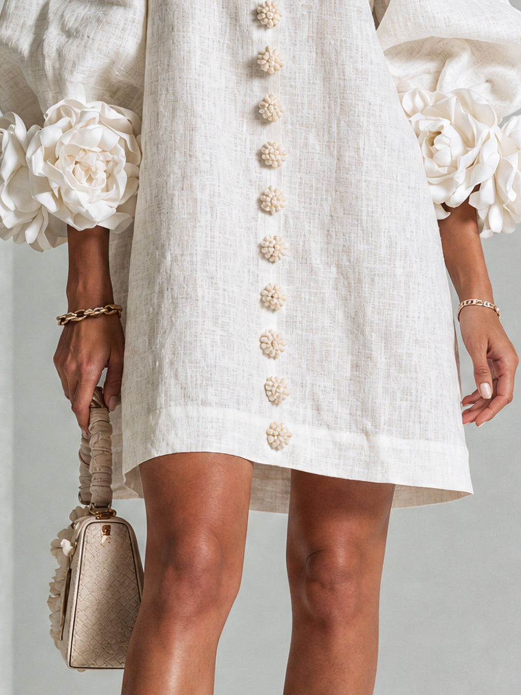 Vestido Mini Blanco con Botones de Flor y Mangas Florales Extravagantes