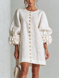 Vestido Mini Blanco con Botones de Flor y Mangas Florales Extravagantes