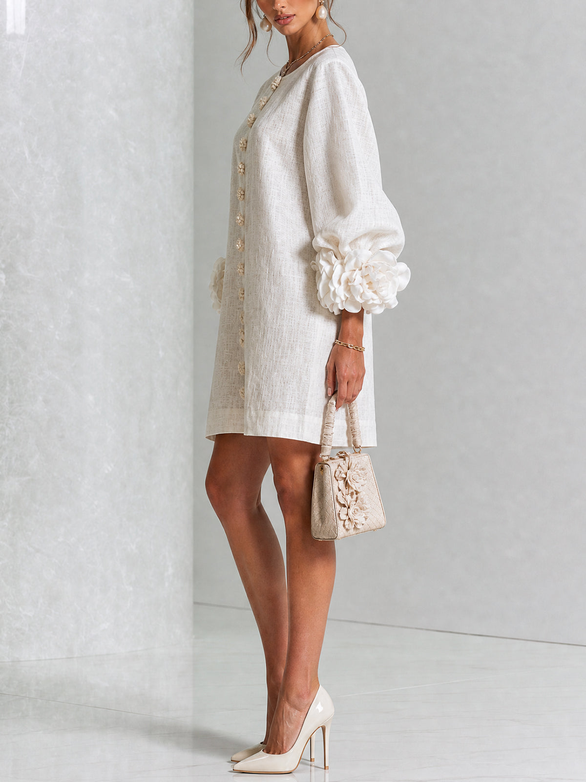 Vestido Mini Blanco con Botones de Flor y Mangas Florales Extravagantes