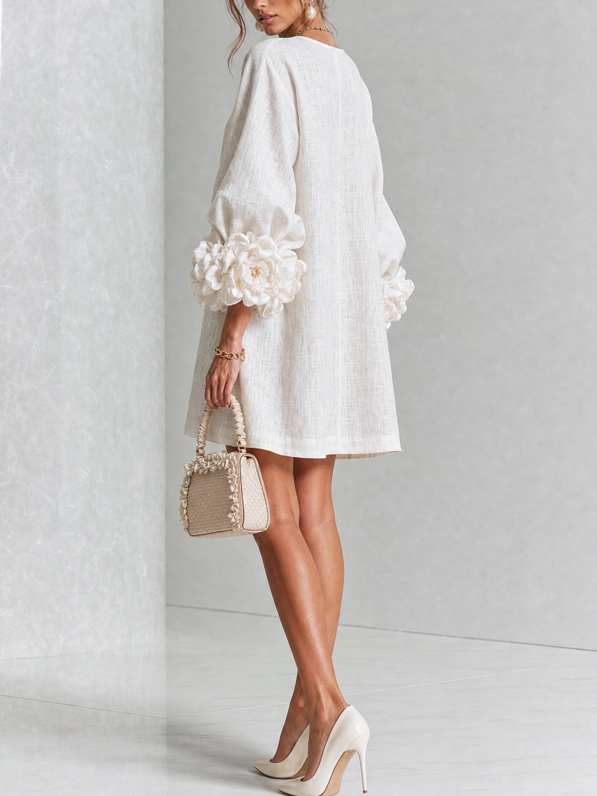 Vestido Mini Blanco con Botones de Flor y Mangas Florales Extravagantes