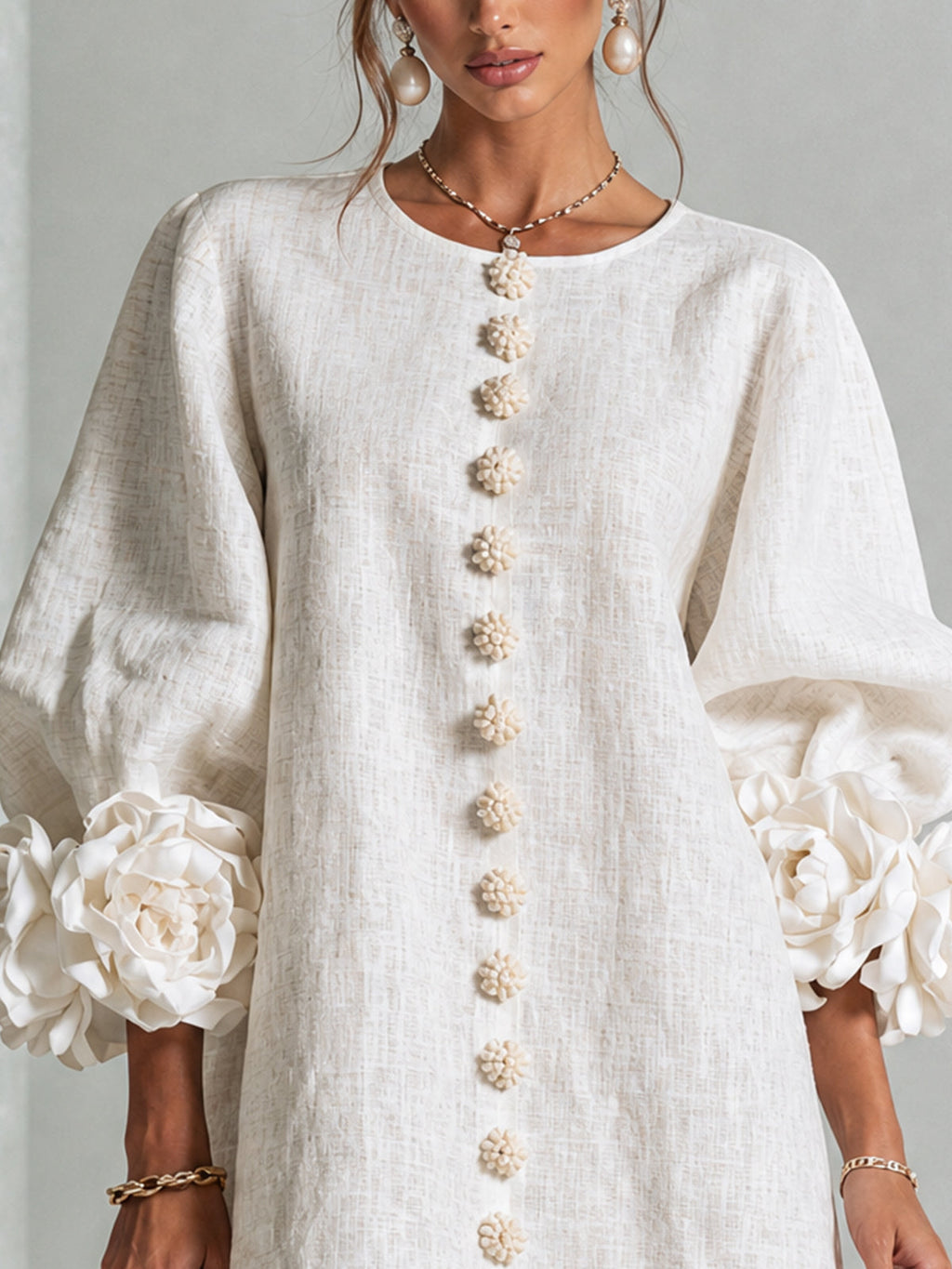 Vestido Mini Blanco con Botones de Flor y Mangas Florales Extravagantes