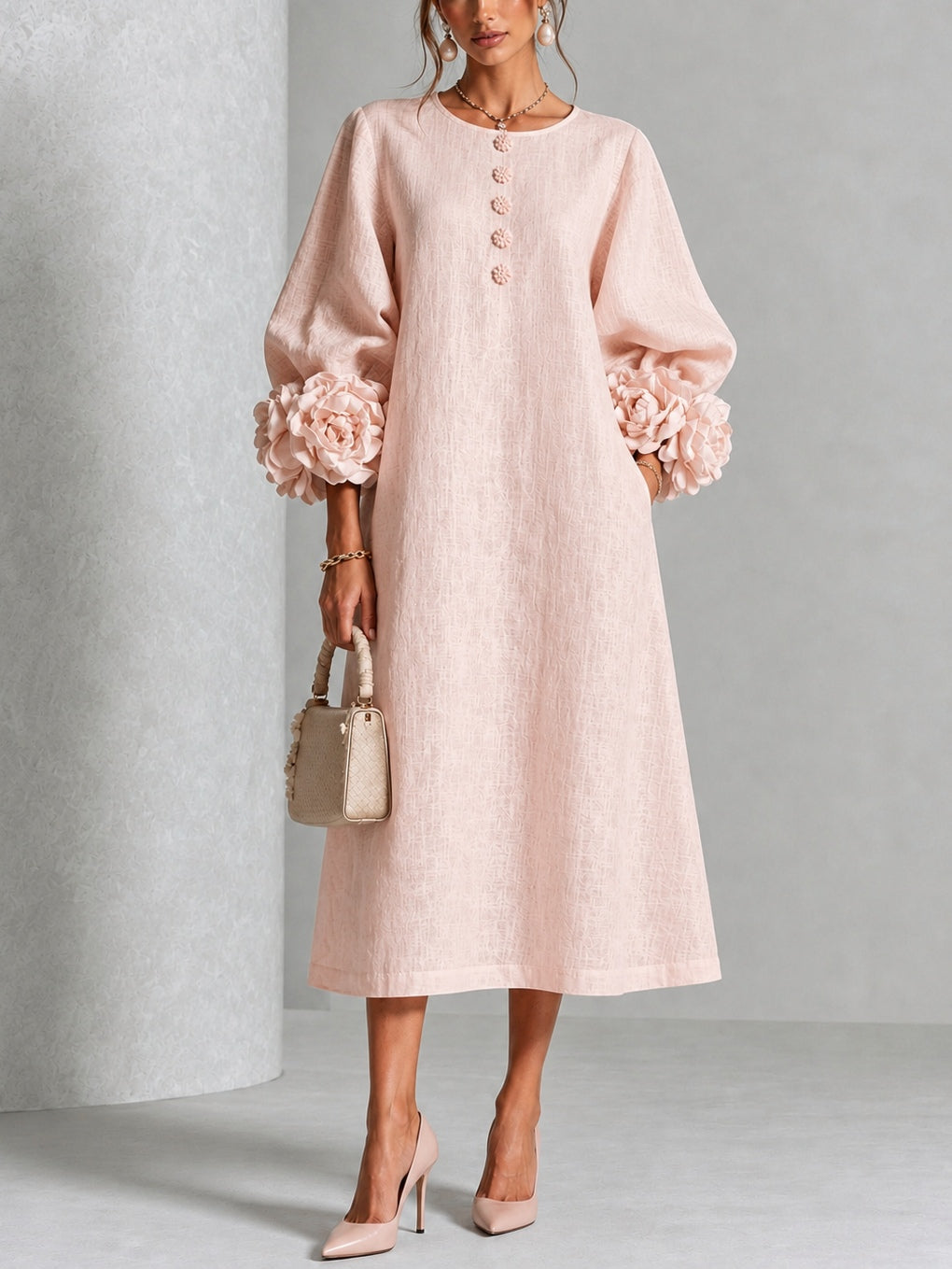 Vestido Midi Rosa con Botones de Flor y Mangas Florales Extravagantes