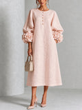 Vestido Midi Rosa con Botones de Flor y Mangas Florales Extravagantes