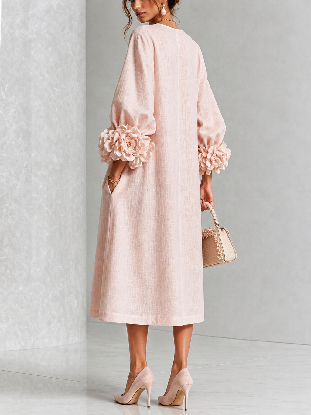 Vestido Midi Rosa con Botones de Flor y Mangas Florales Extravagantes