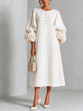Vestido Midi Blanco con Botones de Flor y Mangas Decoradas